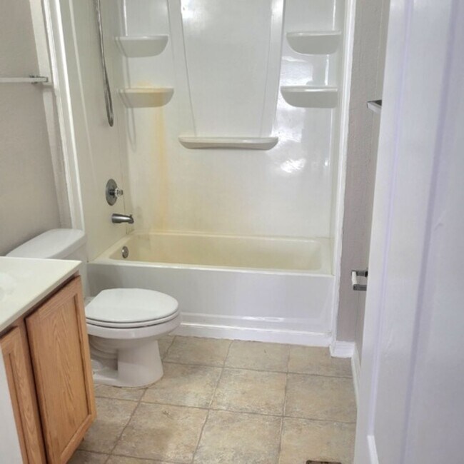 Building Photo - Well laid out 3 BDR /2.5 BTH Townhome with...