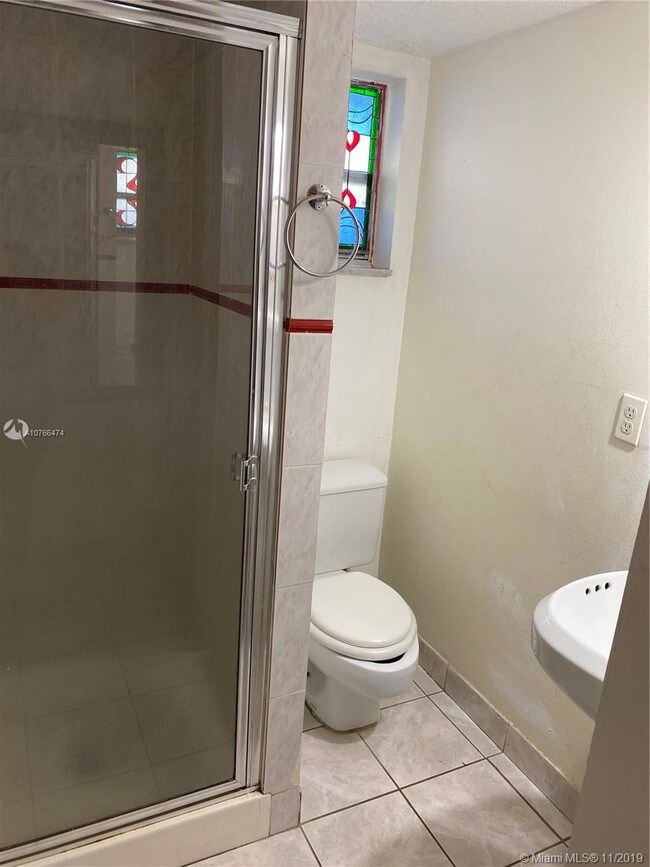 Building Photo - 950 Hillcrest Dr