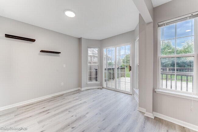 Building Photo - 4749 Grove Ct
