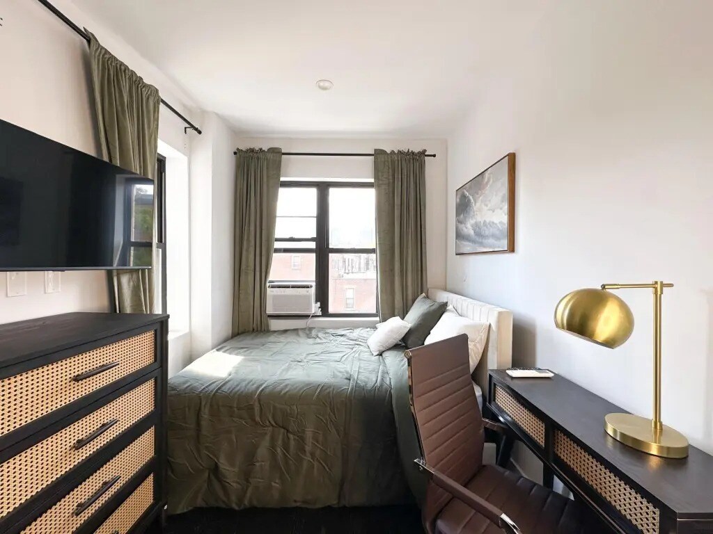 Building Photo - Furnished room/NOT APARTMENT