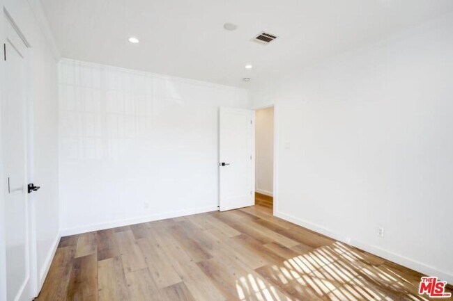 Building Photo - 6633 Belmar Ave