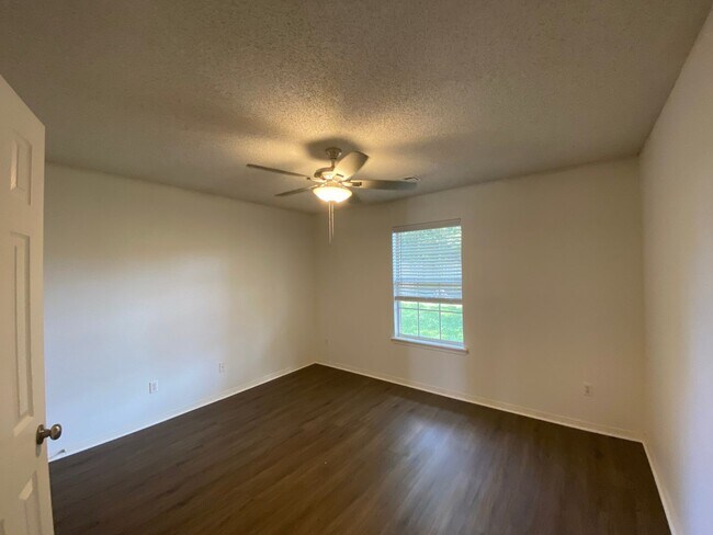 Building Photo - 3 Bedroom House Fayetteville AR- Pets Welcomed!