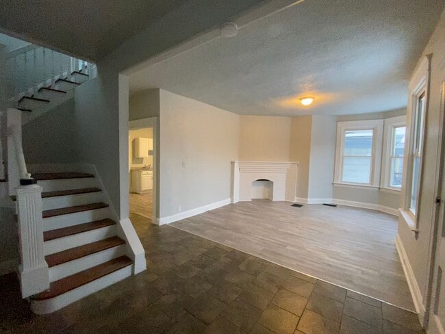 Building Photo - CENTRALLY LOCATED 6 BEDROOM 2 BATH OVER 2200 SQ FT!