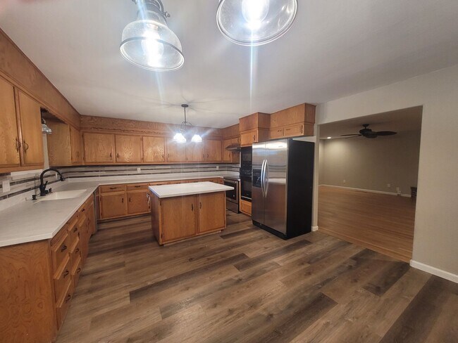 Building Photo - Spacious Carmichael home in Winding Wy / G...