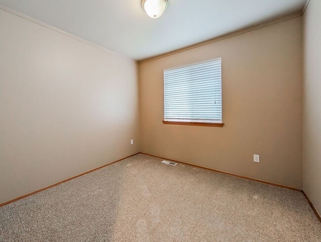 Building Photo - Move in ready 3 Bed 2 bath rambler w/ 2 car garage & fenced backyard!