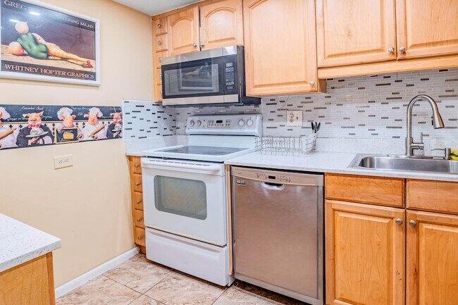 Building Photo - 3710 Inverrary Dr