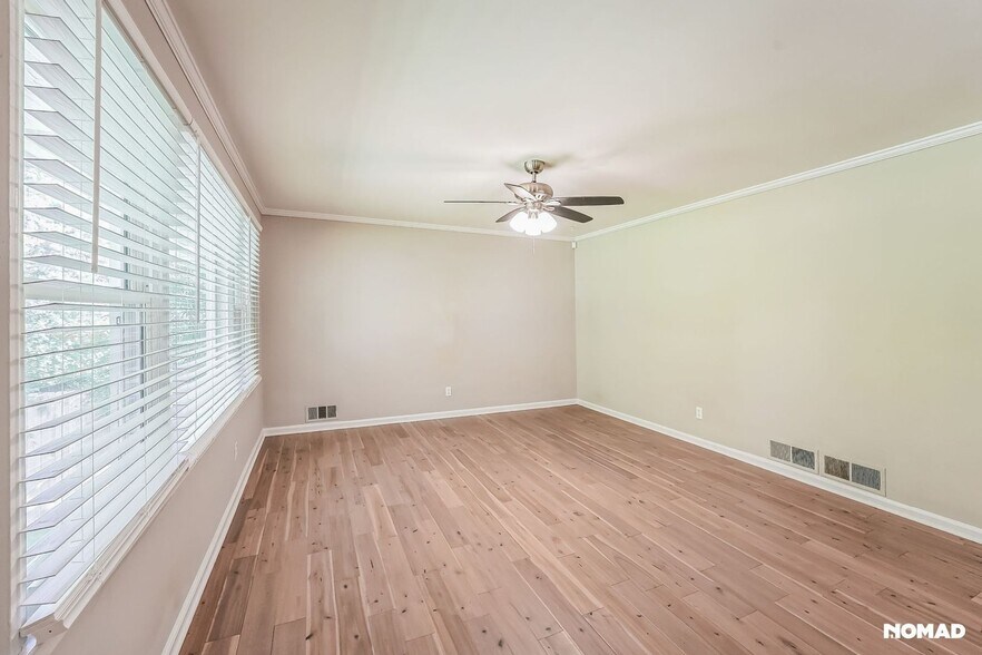 Building Photo - 2257 Collins Dr