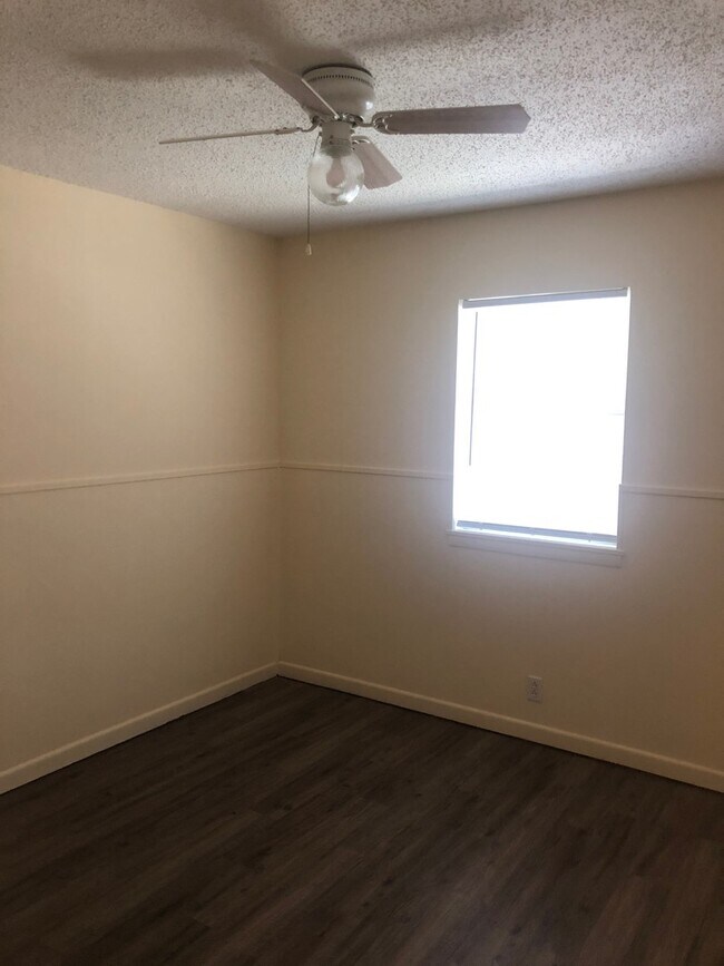 Building Photo - CLYDE AMERICA!  3 bed 1 bath 1 car garage!...