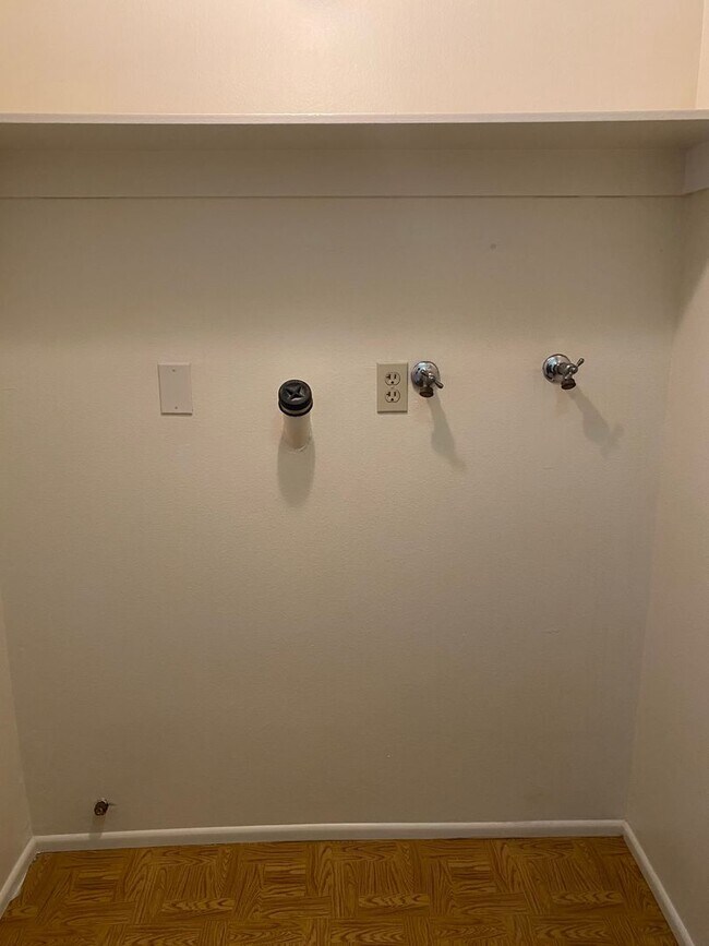 Building Photo - 2 Bedroom TownHome
