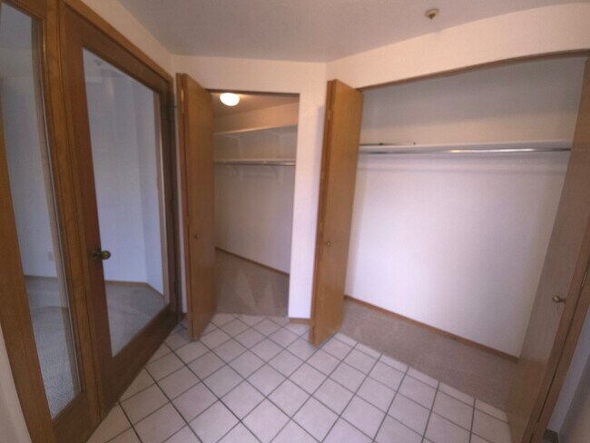 Building Photo - AVAILABLE NOW! 2 Bedroom Plus Loft with co...