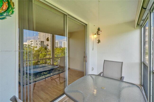 Building Photo - 2930 Point E Dr