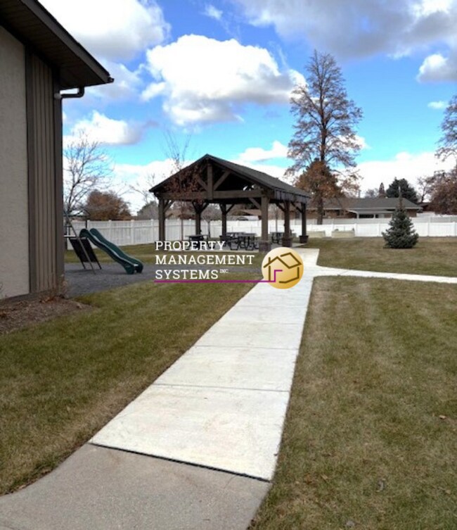 Building Photo - 2 Bedroom Condo w/ 2 Car Garage