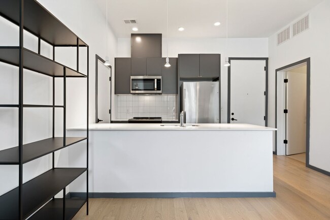 Building Photo - 1st Floor modern condo in downtown Durham!