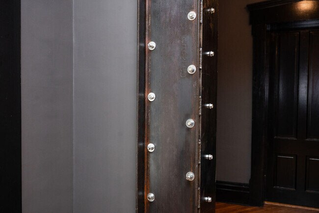 Building Photo - 275 S Limestone