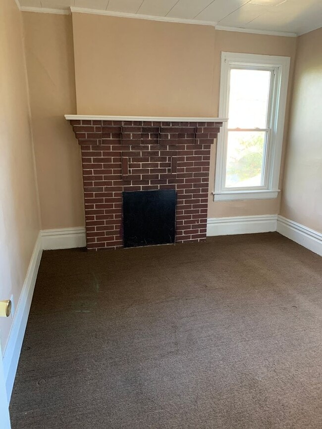 Building Photo - Large 3 Bedroom, 1.5 bath House