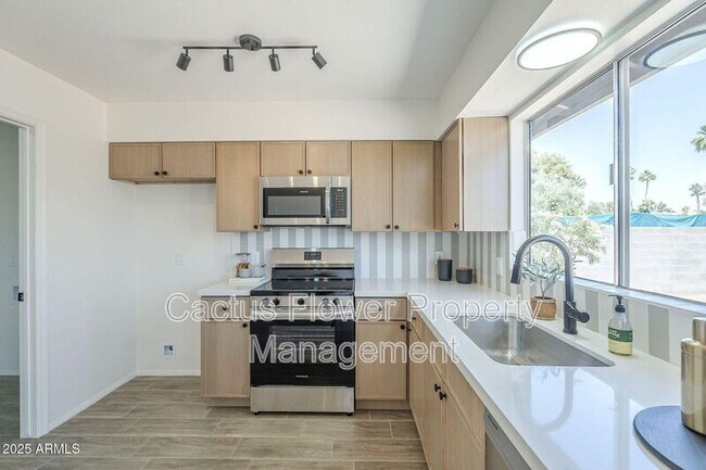 Building Photo - 1708 W Estrella Dr