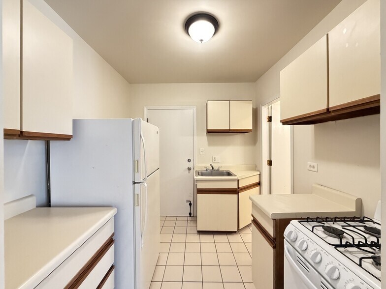 Building Photo - 814 W Cornelia Ave
