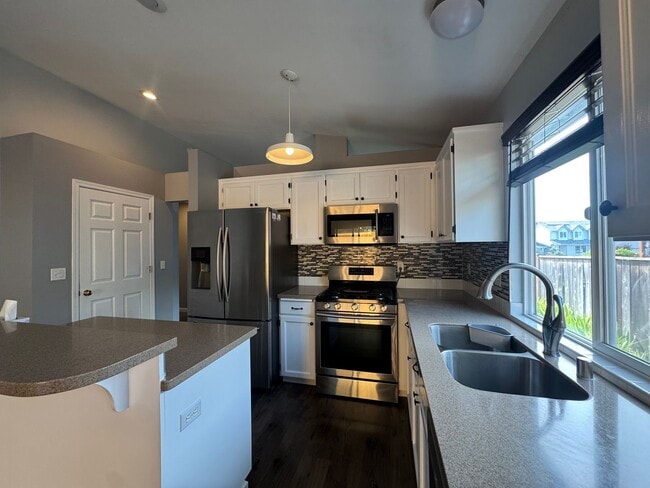 Building Photo - Beautiful One Story House - 3 bed in Spanaway!