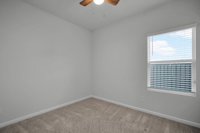 Building Photo - Great location in Richmond Hill