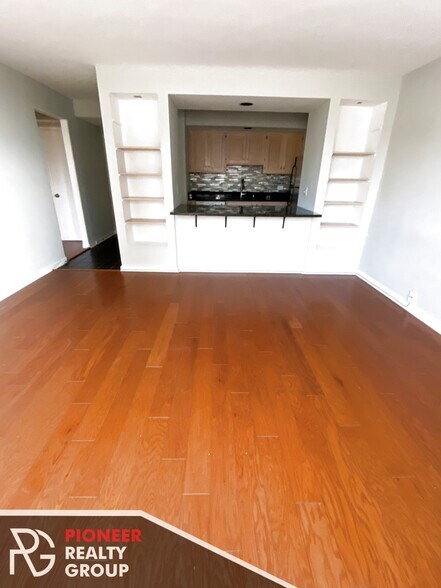 Building Photo - 429 W Wellington Ave