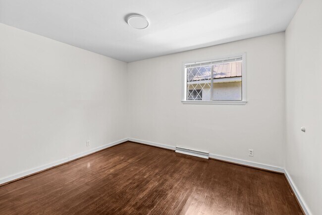 Building Photo - Charming 4 Bedroom 2 Bathroom Home