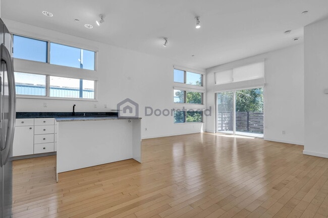 Building Photo - 6 South Ct