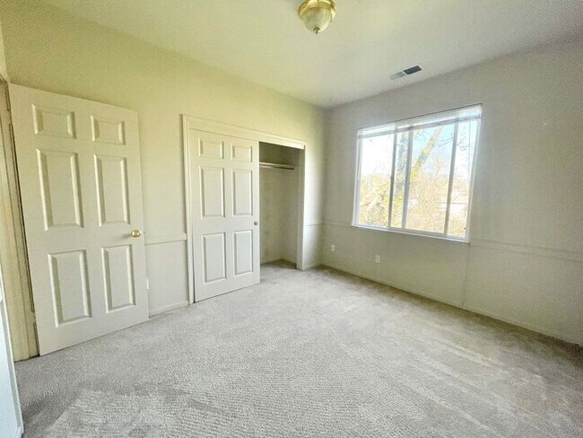 Building Photo - Great 2 bed, 2 bath, 2-story end-unit Condo in Rincon Valley!