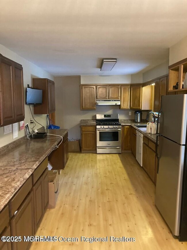 Building Photo - 2 Lloyd Pl