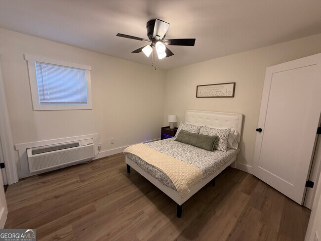 Building Photo - 1020 College Ave