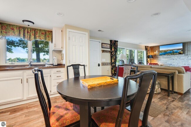 Building Photo - 5521 Silver Sunrise Trail