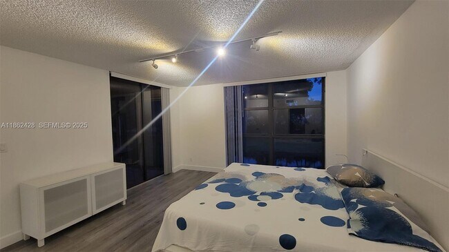 Building Photo - 6562 Boca Del Mar Dr