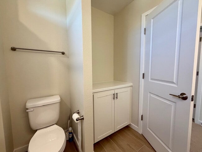Building Photo - GORGEOUS 4 BED 3 BATH 2 CAR GARAGE SINGLE FAMILY HOME W/ LOFT, VAULTED ENTRYWAY, BACKYARD, AND BE...