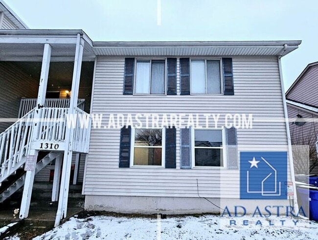 Primary Photo - Updated 3 Bedroom 1 Bathroom Apartment in ...