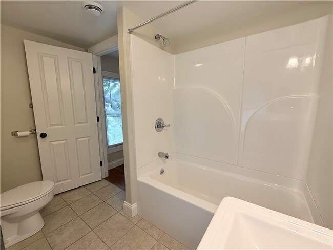 Building Photo - 206 E 11th St