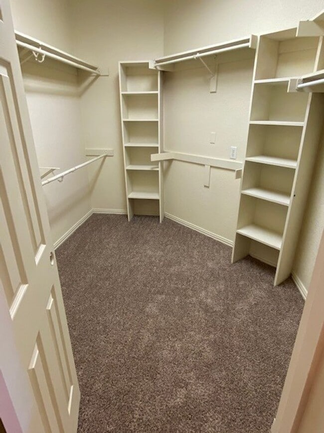 Building Photo - 3 BEDROOM 2 BATH 2 CAR GARAGE