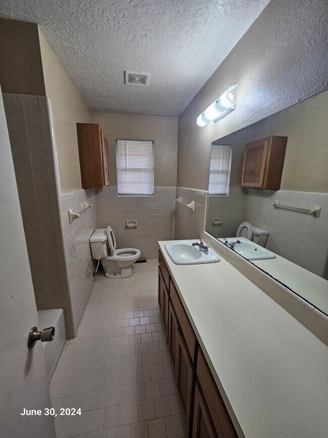 Building Photo - PRELEASING for Mid-July 2026! (3) Bed/(1.5) Pet Negotiable!