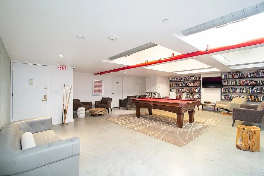 Building Photo - 460 W 20th St