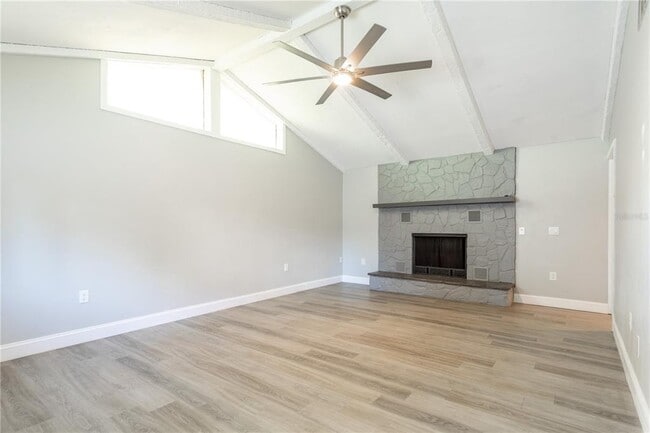 Building Photo - 2021 Valley Dr