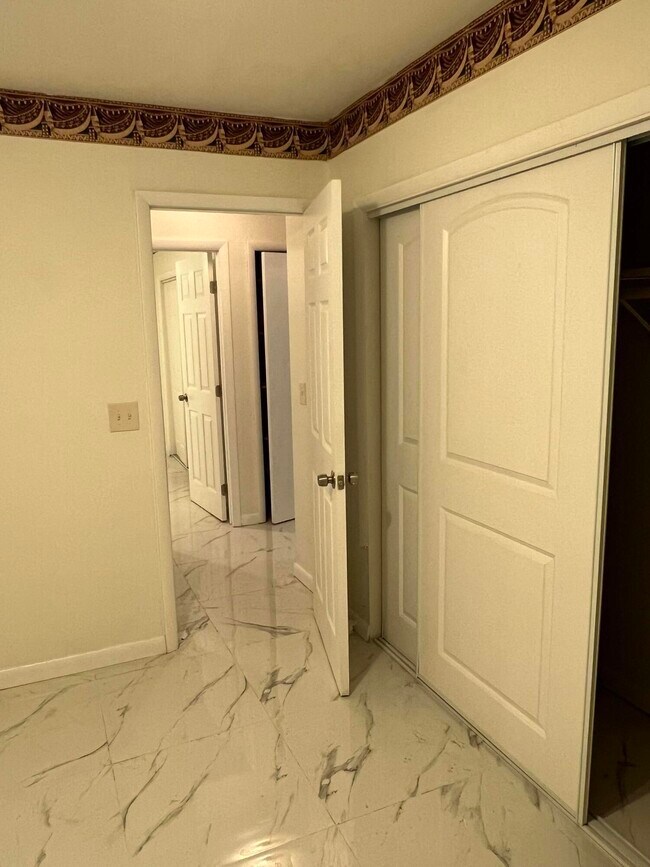 Building Photo - 911 S B St