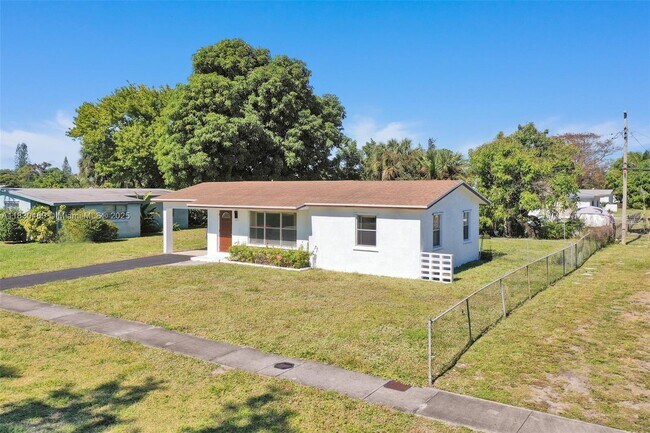 Building Photo - 3431 NW 5th Pl