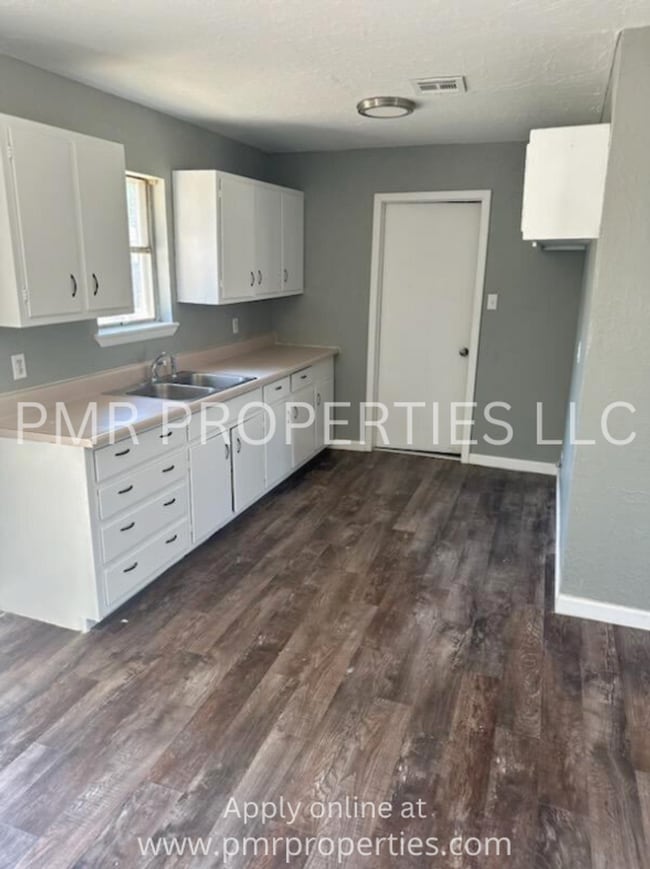 Building Photo - 3 Bed 2 Bath - House