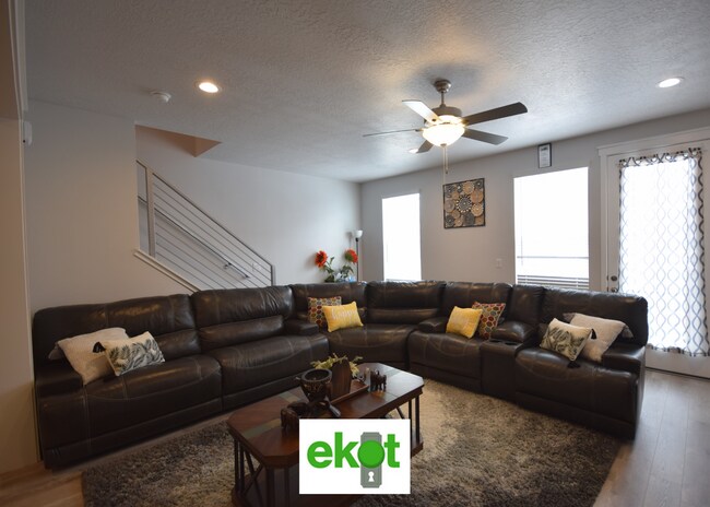 Building Photo - Spacious Townhome Near Shopping! 3 BD 2.5 BTH