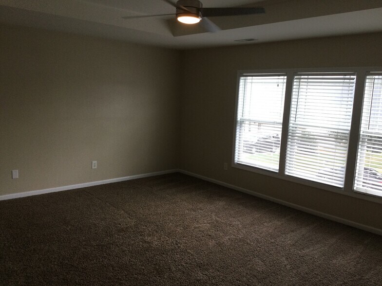 Building Photo - 88 Killington Dr