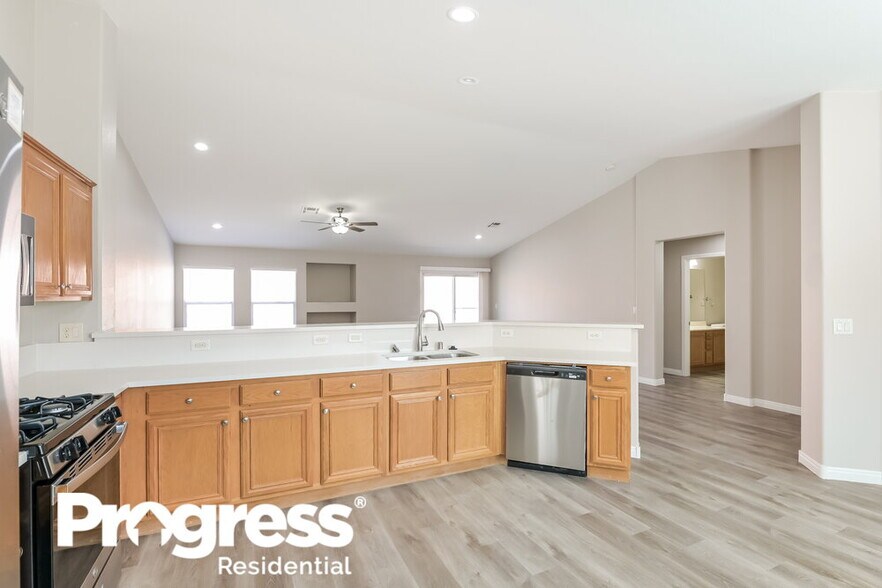 Building Photo - 1075 Silver Star St