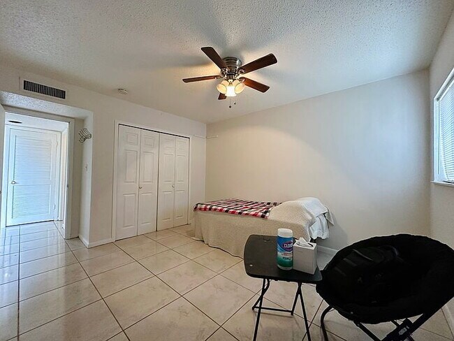 Building Photo - "Cozy 1-Bedroom Gem with Elegant Hardwood ...