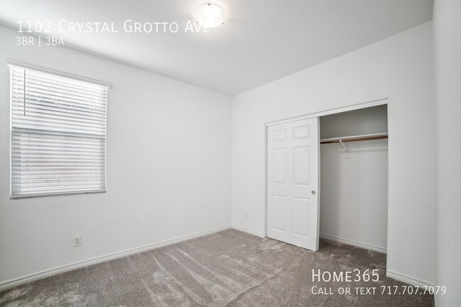 Building Photo - Stunning 3 Bed, 3 Bath Home in Thriving La...