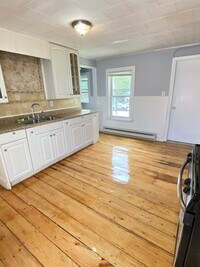 Building Photo - Excellent 2bed/1bath with Parking, Yard an...
