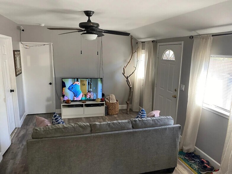 Building Photo - 582 E Kingsley Ave