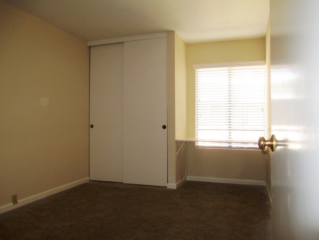 Building Photo - 3BR/1.5BA Townhome in Playmor La Jolla Com...