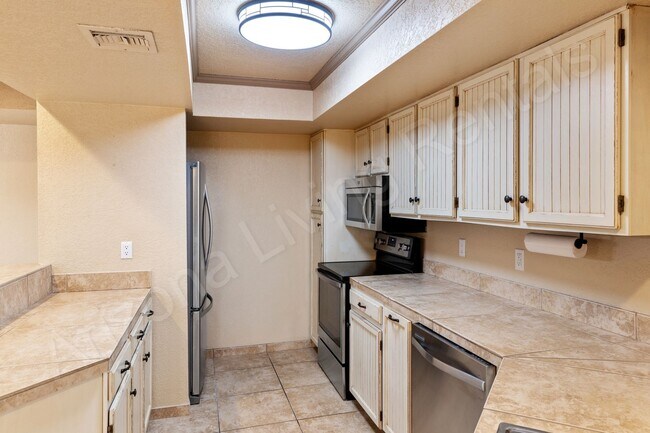 Building Photo - SPACIOUS CONDO WITH POOL